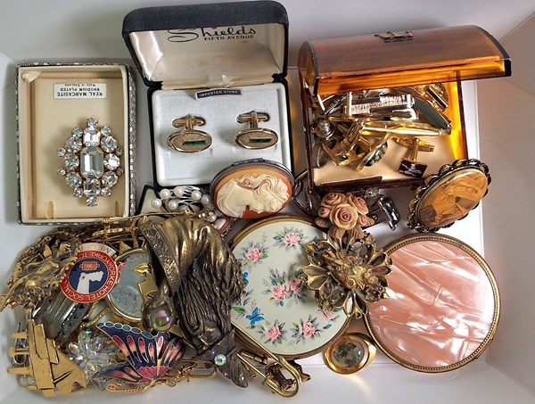 Lot 1078 - VINTAGE JEWELLERY