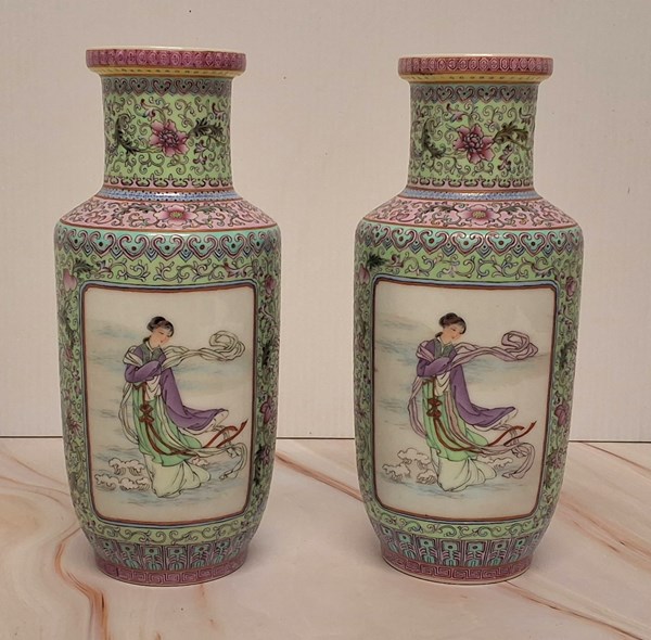 Lot 1260 - A PAIR OF FAMILLE ROSE VASES