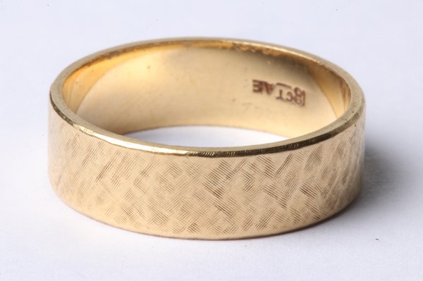 Lot 1030 - GOLD BAND