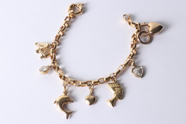 Lot 1028 - GOLD BRACELET