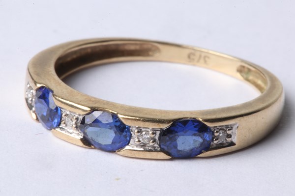 Lot 1032 - GOLD SAPPHIRE RING