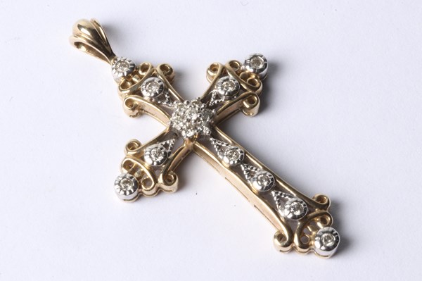 Lot 1022 - GOLD & DIAMOND PENDANT