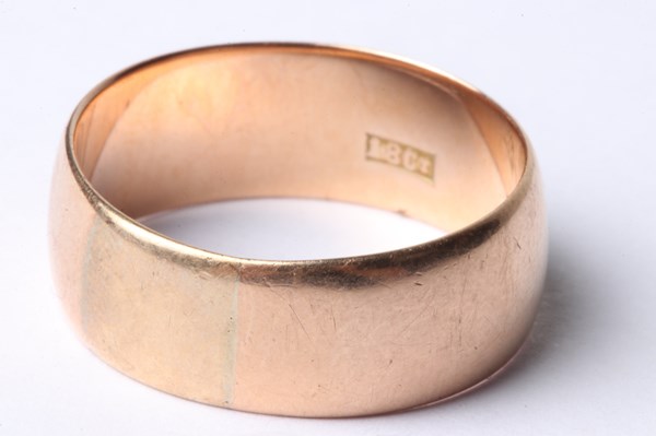 Lot 1023 - GOLD RING