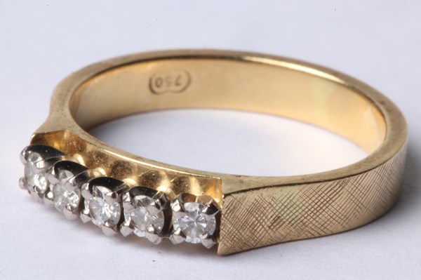 Lot 1004 - GOLD & DIAMOND RING