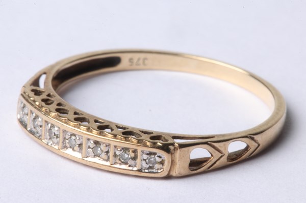 Lot 1038 - GOLD & DIAMOND RING