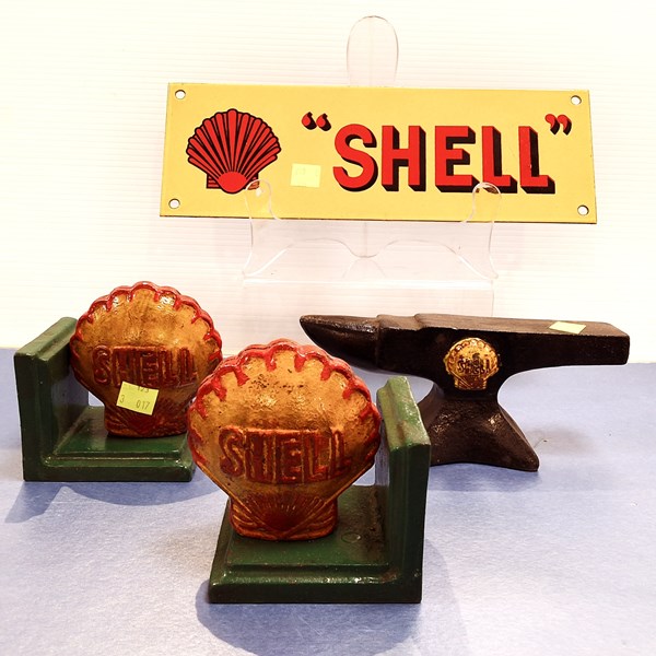 Lot 1192 - VINTAGE STYLE SHELL COLLECTABLES