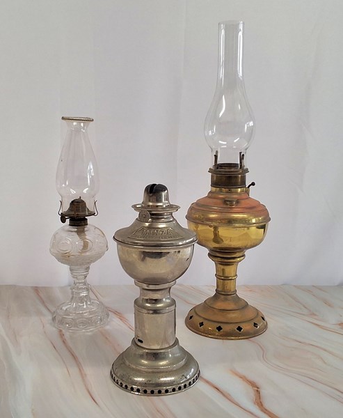 Lot 1240 - KEROSENE LAMPS