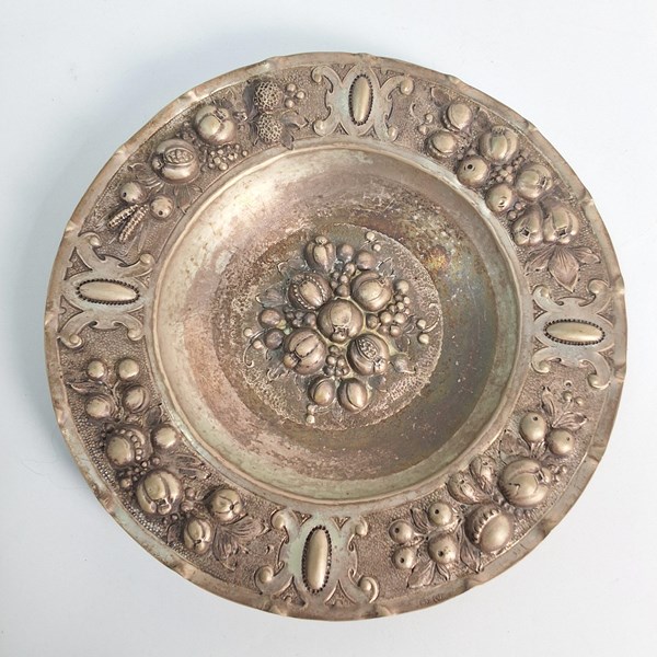 Lot 1061 - CONTINENTAL SILVER DISH