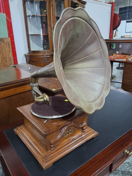 Lot 121 - GRAMOPHONE