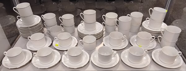 Lot 1264 - DINNERWARE