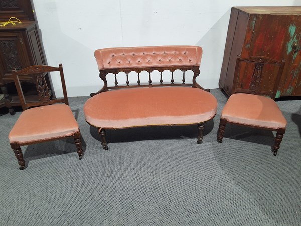 Lot 257 - PARLOUR SETTING