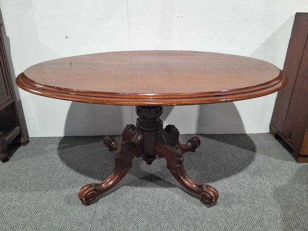 Lot 430 - LOO TABLE