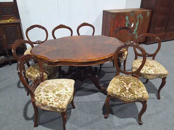 Lot 420 - DINING TABLE & CHAIRS