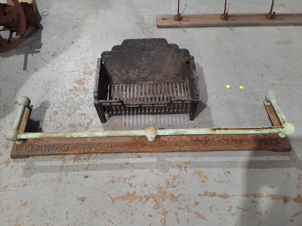 Lot 434 - FIRE GRATE AND FENDER