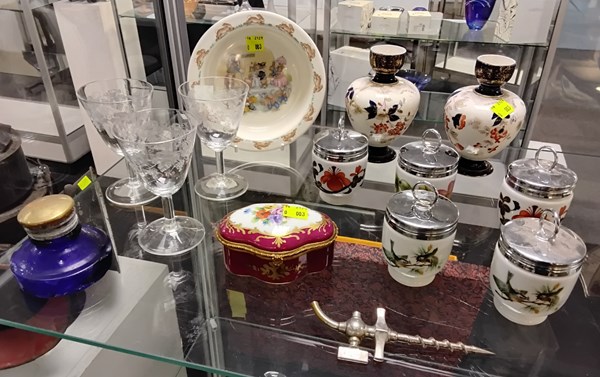 Lot 1280 - DECORATIVE CHINA AND GLASS