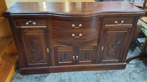 Lot 106 - SIDEBOARD