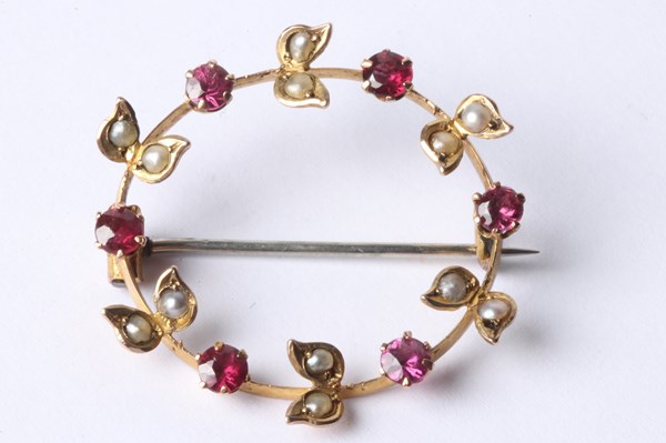 Lot 1025 - GOLD CIRCLE BROOCH