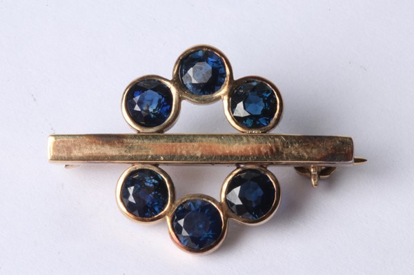 Lot 1034 - SAPPHIRE BROOCH