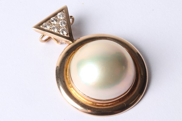 Lot 1013 - GOLD PEARL PENDANT