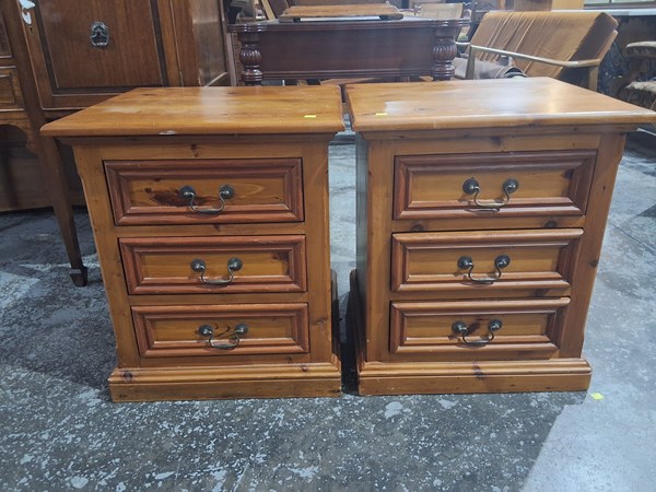 Lot 186 - BEDSIDES