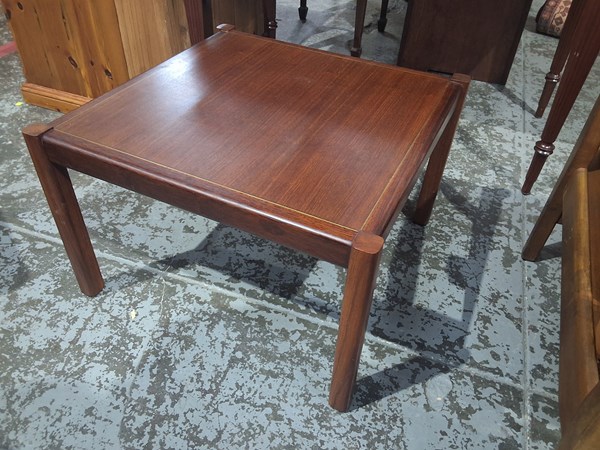 Lot 220 - COFFEE TABLE