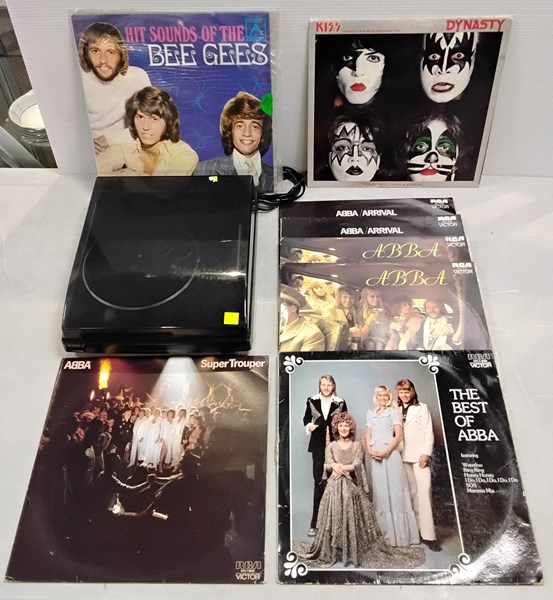 Lot 1202 - VINYL RECORDS & RECORD PLAYER