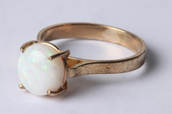 Lot 1005 - GOLD OPAL RING