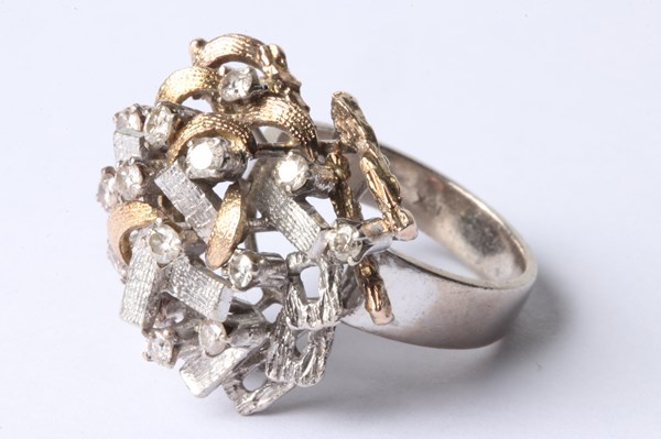 Lot 1003 - GOLD RING