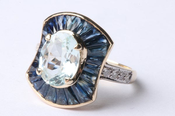 Lot 1002 - GOLD AQUAMARINE & SAPPHIRE RING