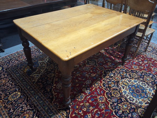 Lot 27 - KITCHEN TABLE
