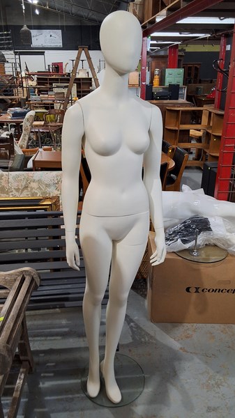 Lot 209 - MANNEQUIN