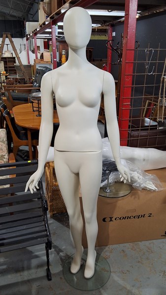 Lot 217 - MANNEQUIN