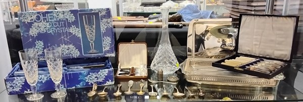 Lot 1127 - SILVERPLATE & CRYSTAL SERVINGWARE