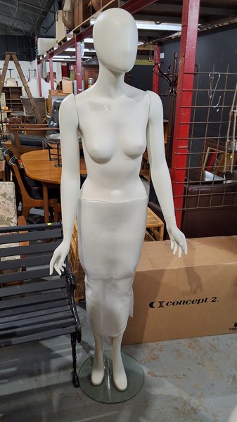 Lot 253 - MANNEQUIN