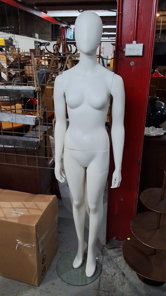 Lot 279 - MANNEQUIN