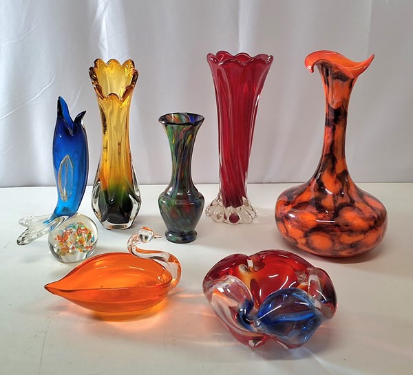 Lot 1159 - A COLOURFUL COLLECTION OF GLASSWARE