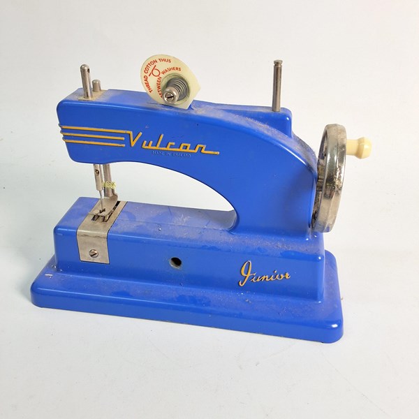 Lot 1185 - TOY SEWING MACHINE