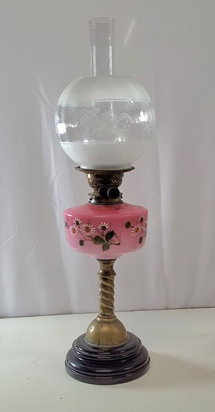 Lot 1129 - KEROSENE LAMP