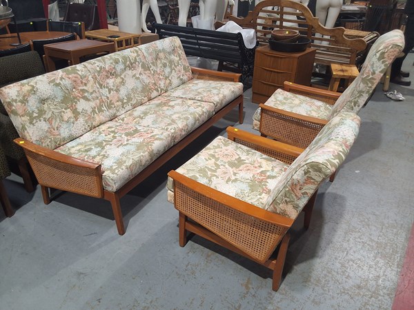 Lot 219 - LOUNGE SUITE