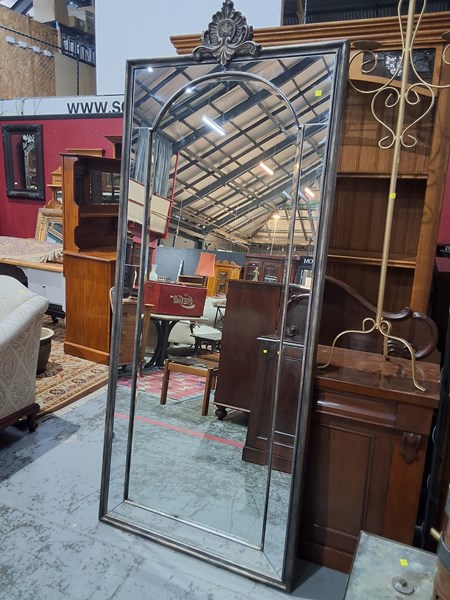 Lot 417 - WALL MIRROR