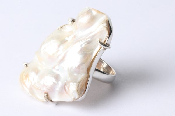 Lot 1017 - SILVER PEARL RING