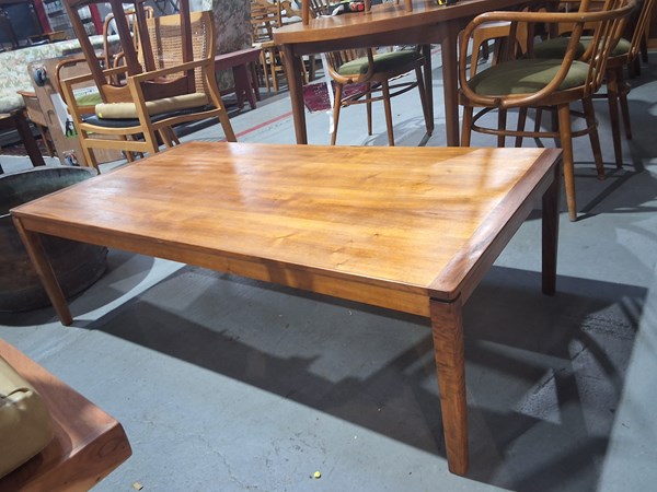 Lot 302 - COFFEE TABLE