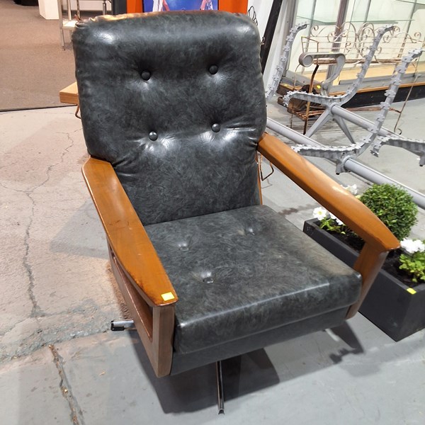 Lot 161 - SWIVEL LOUNGE CHAIR