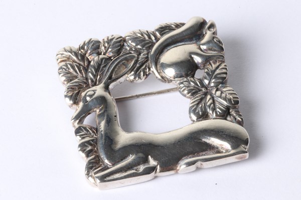 Lot 1007 - SILVER BROOCH