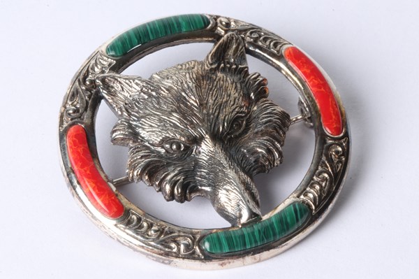 Lot 1050 - SILVER BROOCH