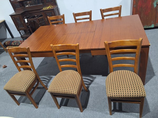 Lot 415 - DINING TABLE & CHAIRS