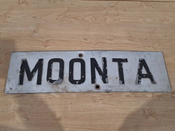 Lot 327 - MOONTA SIGN