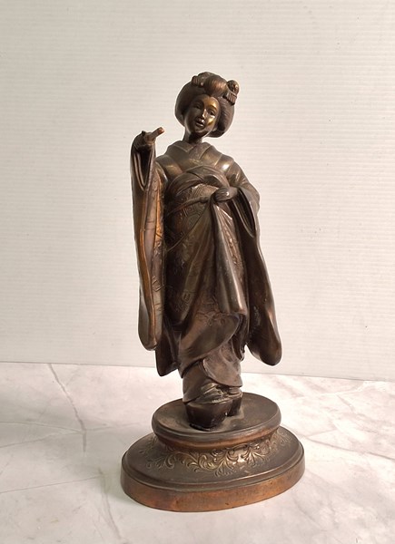 Lot 1256 - GEISHA FIGURE