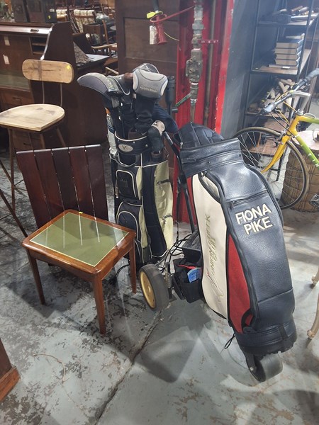 Lot 390 - GOLFING GEAR