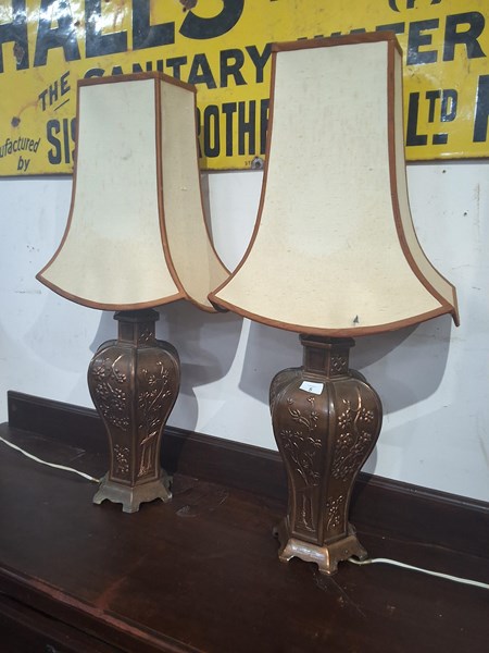 Lot 5 - TABLE LAMPS